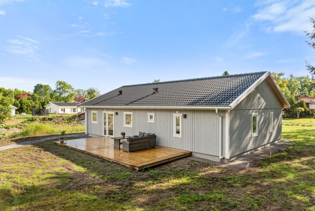 Renoverat plegeltak på sommarhus. Floda Uddared