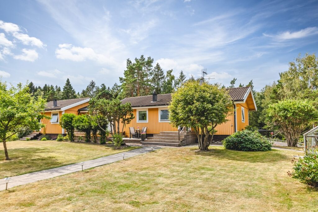 Nymålat fritidshus med renoverad panel. Alingsås Gråbo