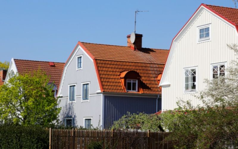 Takbyten med nytt sadeltak av tegel. Alingsås, Ängabo